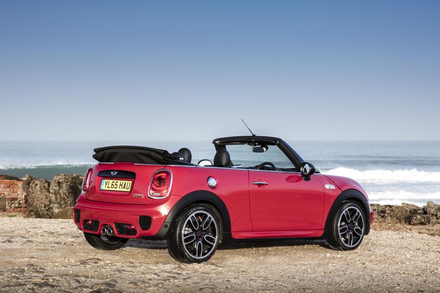  Mini Cooper S Cabrio JCW Package 2015 года  (UK) (фото 12 из 30)